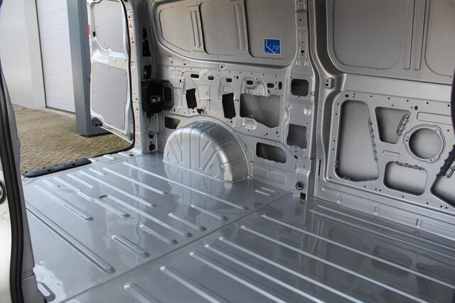 Ford TRANSIT CUSTOM 320 2.0-136pk TDCI L2H1 'Trend' AUTOMAAT ! Overtuig u van de rijkwaliteiten van dit nieuwe model Ford Transit Custom. Camera, LED koplampen, Cruise Control, Aut. Airco, Navigatie by Apple / Android, Voorraam verwarmd, Metallic lak etc.