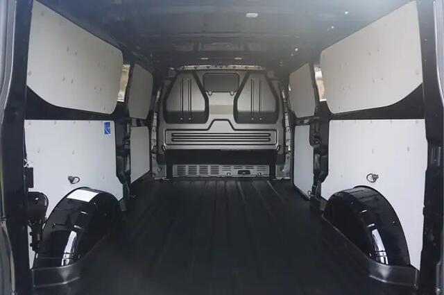 Ford TRANSIT CUSTOM 320 2.0 TDCI L2H1 Limited SCI 170pk Automaat! | 5 jaar garantie | 17 inch velgen | Dubbele schuifdeur | Draadloos opladen | Reservewiel | 70L brandstoftank | Trekhaak