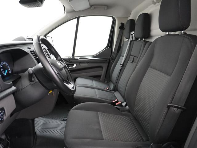 Ford TRANSIT CUSTOM 2.0D 130PK L1H1 3pers. Airco PDC-a+v Trekhaak Cruise-Controle voorruit verwarmbaar Betonplex Schuifdeur-r Tussenwand voorruit verwarmbaar Led Bumpers+Spiegels-in-kleur Trend Elektr.Ramen+Spiegels+Verwarmd Centr.vergr+afst.b.320 2.0 TDCI Adaptieve bochtver