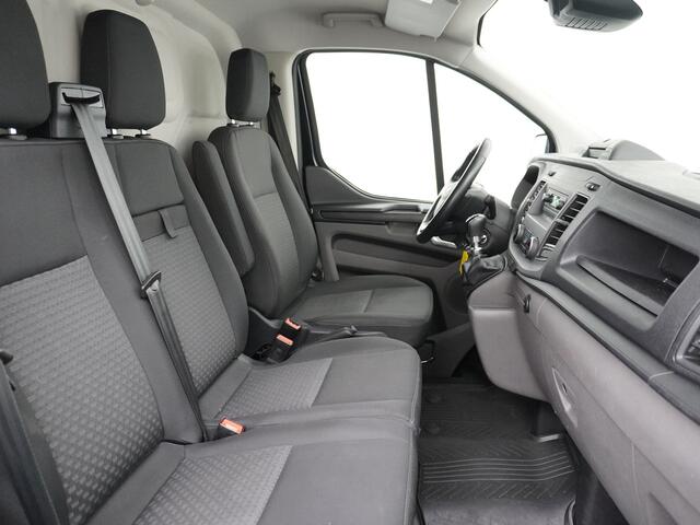 Ford TRANSIT CUSTOM 2.0D 130PK L1H1 3pers. Airco PDC-a+v Trekhaak Cruise-Controle voorruit verwarmbaar Betonplex Schuifdeur-r Tussenwand voorruit verwarmbaar Led Bumpers+Spiegels-in-kleur Trend Elektr.Ramen+Spiegels+Verwarmd Centr.vergr+afst.b.320 2.0 TDCI Adaptieve bochtver