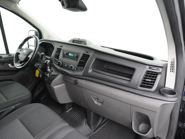 Ford TRANSIT CUSTOM 2.0D 130PK L1H1 3pers. Airco PDC-a+v Trekhaak Cruise-Controle voorruit verwarmbaar Betonplex Schuifdeur-r Tussenwand voorruit verwarmbaar Led Bumpers+Spiegels-in-kleur Trend Elektr.Ramen+Spiegels+Verwarmd Centr.vergr+afst.b.320 2.0 TDCI Adaptieve bochtver