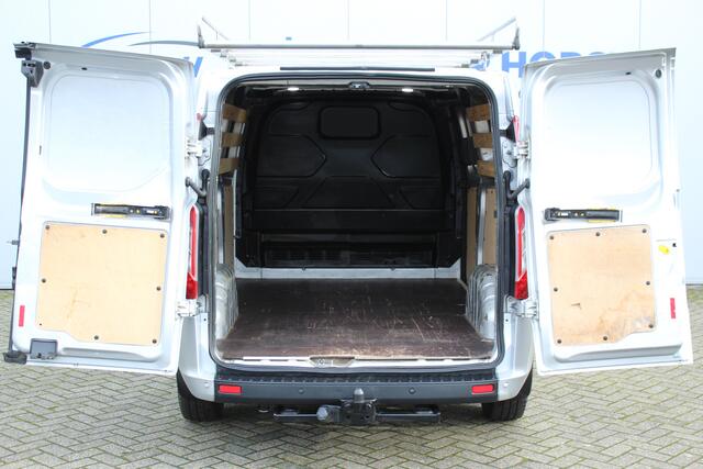 Ford TRANSIT CUSTOM 320 2.0-108pk TDCI L2H1 Trend. Keurige Ford Transit Custom, lengte 2. Airco, parkeersensoren v+a, metallic lak, imperiaal, telefoonvoorb., trekhaak, laadruimte betimmerd, 3-zits etc.