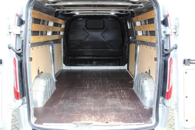 Ford TRANSIT CUSTOM 320 2.0-108pk TDCI L2H1 Trend. Keurige Ford Transit Custom, lengte 2. Airco, parkeersensoren v+a, metallic lak, imperiaal, telefoonvoorb., trekhaak, laadruimte betimmerd, 3-zits etc.