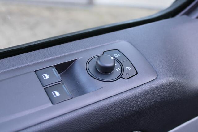 Ford TRANSIT CUSTOM 320 2.0 TDCI L2H1 Trend DC 150pk - LED Koplampen - 5 Zits - 2x Schuifdeur - Stoelverwarming - Privacyglass
