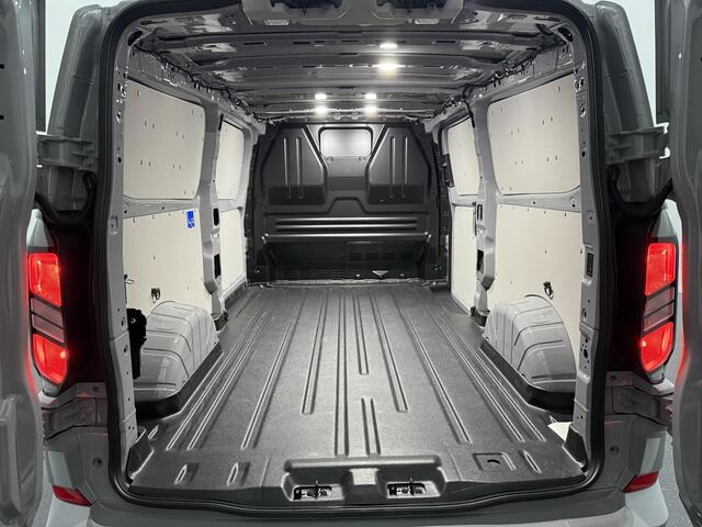 Ford TRANSIT CUSTOM 320 2.0 TDCI L2H1 Limited met o.a. Handmatige regeneratie roetfilter, 17 inch lichtmetalen velgen, Stoel- en stuurverwarming, Adaptieve cruisecontrol, dodehoekdetectie (BLIS) en een Achteruitrijcamera