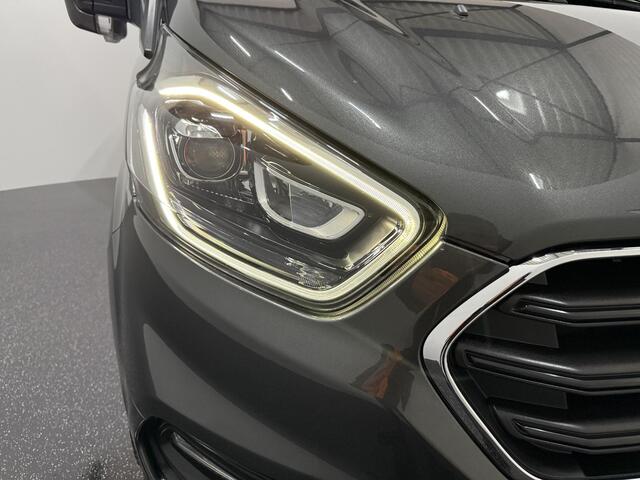 Ford TRANSIT CUSTOM 300 2.0 TDCI L2H1 Limited DC met o.a. een dubbele cabine, dubbele zijschuifdeur, achteruitrijcamera, trekhaak, navigatiesysteem en Apple Carplay/ Android Auto