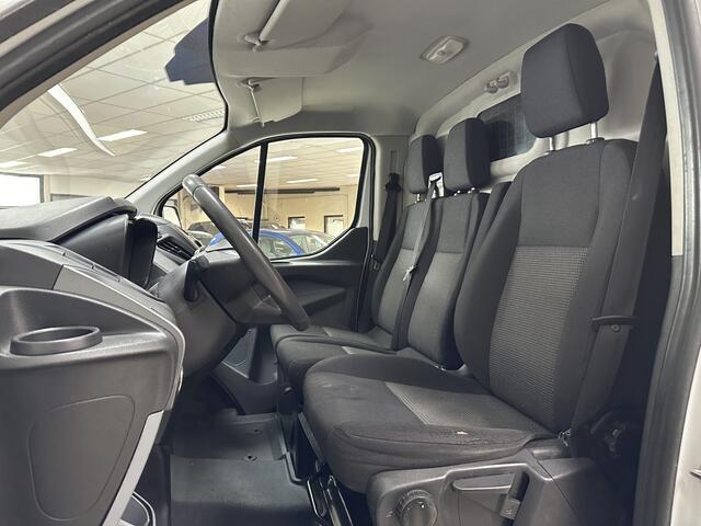 Ford TRANSIT CUSTOM 290 2.0 TDCI L2H1 Ambiente/ 3-Zitplaatsen voor!/ Trekhaak/ Zij-Schuifdeur rechts/ Airco/ Elek. pakket/ Bluetooth/ Armsteun/ Multi. Stuur/ AUX & USB/ Dagrijverl.