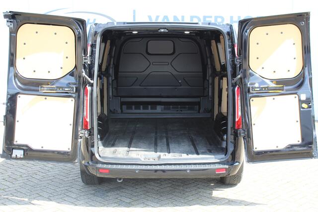 Ford TRANSIT CUSTOM 300 2.0-130pk TDCI L2H1 Limited AUTOMAAT ! Keurige nette en luxe Ford Transit Custom, slechts 47.000km !. Airco, schuifdeur li+re, LM wielen, stoel-, spiegel- en voorraamverw., side en lane assist, 3-zits, navigatie, telefoonvoorb., camera, pdc v+a, cruis