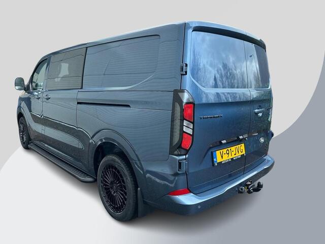 Ford TRANSIT CUSTOM 300 2.0 TDCI L2H1 Limited DC 136pk | Dubbele Cabine | Chrome Blue | Trekhaak | Dubbele Schuifdeur | Bijrijdersbank | Sidesteps | Bumperpakket | Zwarte velgen | Stoelverwarming | Camera