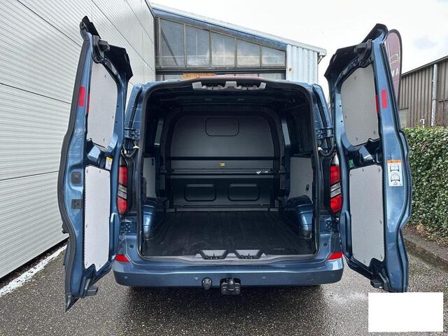 Ford TRANSIT CUSTOM 300 2.0 TDCI L2H1 Limited DC 136pk | Dubbele Cabine | Chrome Blue | Trekhaak | Dubbele Schuifdeur | Bijrijdersbank | Sidesteps | Bumperpakket | Zwarte velgen | Stoelverwarming | Camera