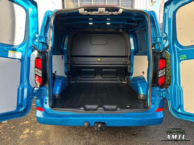Ford TRANSIT CUSTOM 300 2.0 TDCI L2H1 Limited DC 136pk | Dubbele Cabine | Digital Aqua Blue | Trekhaak | Dubbele Schuifdeur | Bijrijdersbank | Sidesteps | Bumperpakket | Zwarte velgen | Stoelverwarming | Camera