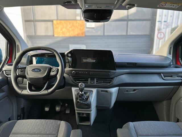Ford TRANSIT CUSTOM 300 2.0 TDCI L2H1 Limited DC 136pk | Artisan Red | Dubbele Cabine | Trekhaak | Dubbele Schuifdeur | Bijrijdersbank | Sidesteps | Bumperpakket | Zwarte velgen | Stoelverwarming | Camera