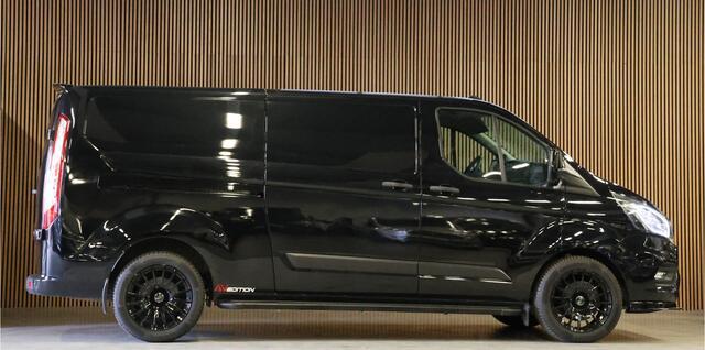 Ford TRANSIT CUSTOM 300 2.0 TDCI L2H1 Raptor Edition | 6.500 KM | BPM VRIJ | CarPlay | Lane Assist | DAB | Cruise control | PDC V+A | 3-Zitter || Betimmering | Nieuwe APK | Fabrieksgarantie