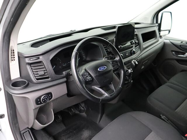 Ford TRANSIT CUSTOM 2.0TDCI 130PK Lang | Kastinrichting | Navigatie | 3-Persoons | Trekhaak