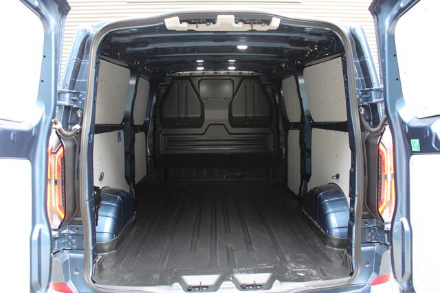 Ford TRANSIT CUSTOM 300 2.0 TDCI L2H1 Sport 170pk - 19" LM velgen - ACC - Blind spot - Navi - Camera - Verwarmd stuur - 70l tank - Rijklaar
