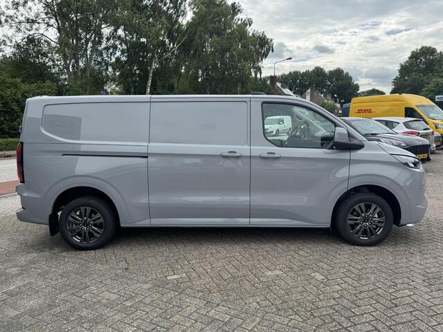 Ford TRANSIT CUSTOM E-Transit 340 L2 Limited/Titanium 65 kWh / 218pk | SCI | Ford voorraad | Premium Lak: Grey Matter, Limited interieurbekleding, verwarmbare passagiersstoel (8-weg verstelbaar), centrale dubbele vergrendeling, 17 inch lichtmetalen velgen, Driver Assistance 