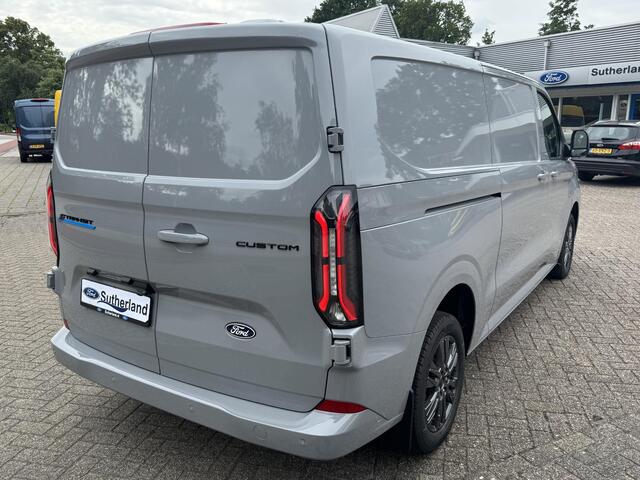 Ford TRANSIT CUSTOM E-Transit 340 L2 Limited/Titanium 65 kWh / 218pk | SCI | Ford voorraad | Premium Lak: Grey Matter, Limited interieurbekleding, verwarmbare passagiersstoel (8-weg verstelbaar), centrale dubbele vergrendeling, 17 inch lichtmetalen velgen, Driver Assistance 