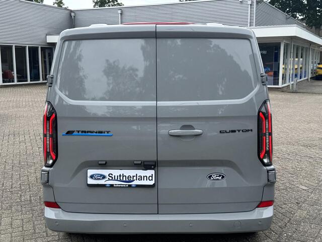 Ford TRANSIT CUSTOM E-Transit 340 L2 Limited/Titanium 65 kWh / 218pk | SCI | Ford voorraad | Premium Lak: Grey Matter, Limited interieurbekleding, verwarmbare passagiersstoel (8-weg verstelbaar), centrale dubbele vergrendeling, 17 inch lichtmetalen velgen, Driver Assistance 