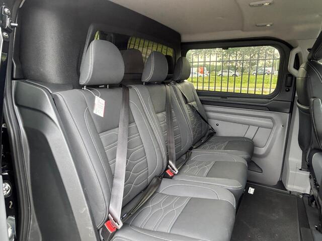 Ford TRANSIT CUSTOM 320 2.5 PHEV L2H1 Black Platinum DC | 17 Inch Lichtmetalen Velgen | Verwarmbare Stoelen | Verwarmbaar Stuurwiel | 1100 KG Laadvermogen | Lederen Bekleding | Privacy Glass |