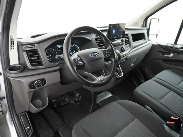 Ford TRANSIT CUSTOM 300 2.0TDCI 130PK AUTOMAAT L2H1 3-Persoons Trekhaak Camera Cruise Control DAB Pdc Trend Schuifdeur Betonplex vloer Lat om Lat Wandbetimmering 1.750KG Trekgewicht Euro 6