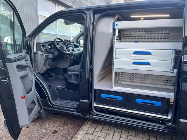 Ford TRANSIT CUSTOM 300 2.0 TDCI L2H1 Sortimo kastinrichting Airco Cruise control Trekhaak 2640kg trekgewicht 3-Persoons Stoelverwarming Bluetooth handsfree Parkeersensoren achter Schuifdeur links en rechts Euro 6
