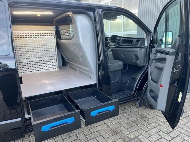 Ford TRANSIT CUSTOM 300 2.0 TDCI L2H1 Sortimo kastinrichting Airco Cruise control Trekhaak 2640kg trekgewicht 3-Persoons Stoelverwarming Bluetooth handsfree Parkeersensoren achter Schuifdeur links en rechts Euro 6