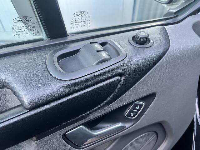 Ford TRANSIT CUSTOM 300 2.0 TDCI L2H1 Sortimo kastinrichting Airco Cruise control Trekhaak 2640kg trekgewicht 3-Persoons Stoelverwarming Bluetooth handsfree Parkeersensoren achter Schuifdeur links en rechts Euro 6