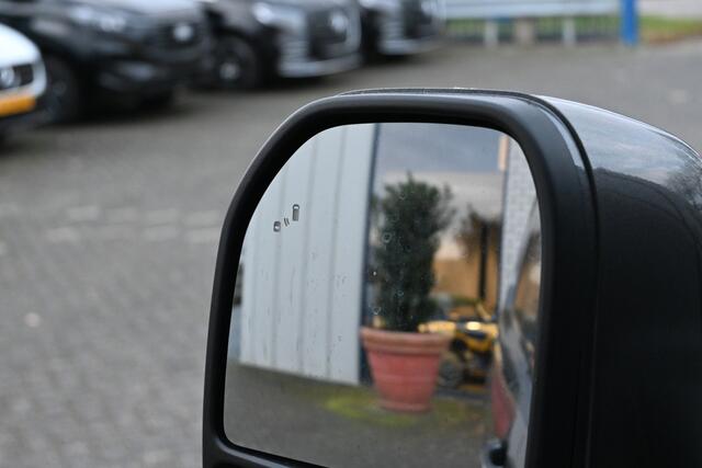 Ford TRANSIT CUSTOM 320L 2.0 TDCI L2H1 Limited Driver assist pack, 17 inch velgen, Draadloos laden, Etc.