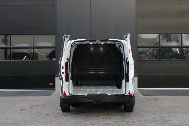 Ford TRANSIT CUSTOM 320 2.0 TDCI L2H1 Trend 136pk - ACC - Trekhaak - Blind Spot - Camera - LED - Navigatie - Rijklaar
