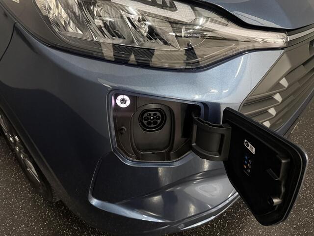 Ford TRANSIT CUSTOM 320 2.5 PHEV L1H1 Limited met o.a. B&O audio, 17 inch lichtmetalen velgen, Een achteruitrijcamera, Dode hoek herkenning, Adaptieve cruise control en een Navigatiesysteem