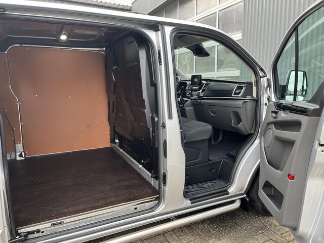 Ford TRANSIT CUSTOM 300 2.0 TDCI L2H1 Limited Airco Cruise control Trekhaak 2800kg trekgewicht 3-Persoons Stoelverwarming Telefoonverbinding Achterruitrij camera Parkeersensoren voor en achter Schuifdeur Euro 6