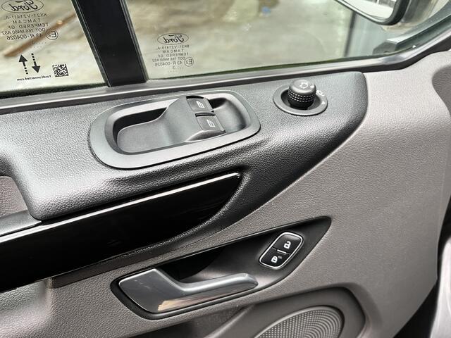Ford TRANSIT CUSTOM 320 2.0 TDCI L2H1 Limited Airco Cruise control 3-Persoons Stoelverwarming Telefoonverbinding Navigatiesysteem Parkeersensoren voor en achter Schuifdeur Euro 6