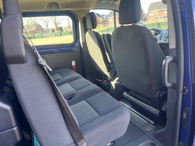 Ford TRANSIT CUSTOM 340 2.0 TDCI L2H1 Trend DC 5 P EURO 6 / AIRCO /CRUISE/ NAP GAR ¤ 9946 EXCL Auto in nette staat dealer onderhouden voorzien van luxe ideale werk bus afleverpakket en garantie naar keuze