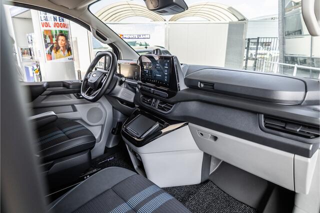 Ford TRANSIT CUSTOM E-Transit 340 L2H1 Sport 65 kWh | 350 KM Range | 360 Camera | Driving Assistant | L+R Schuifdeur | DSS LED | Middenconsole | Navigatie | CarPlay | ACC | Blind Spot | Stuur- en stoelverwarming | Trekhaak | Dakdragers | E-Transit Custom | Zero Emissie