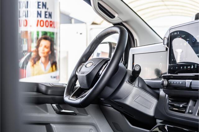 Ford TRANSIT CUSTOM E-Transit 340 L2H1 DC Sport 65 kWh | Dubbel cabine | 350 KM Range | 360 Camera | Driving Assistant | L+R Schuifdeur | DSS LED | Middenconsole | 5-Zitter | Navigatie | CarPlay | ACC | Blind Spot | Stuur- en stoelverwarming | Trekhaak | Dakdragers | E-Trans