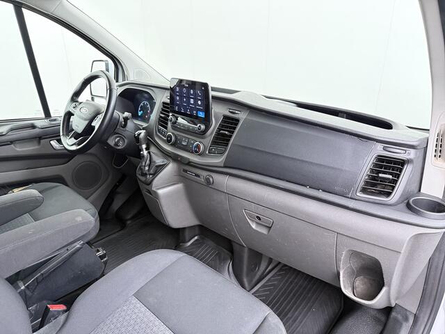 Ford TRANSIT CUSTOM 320 2.0TDCI 130PK L2H1 Camera Trekhaak Stoelverwarming Euro 6 Airco Navi Cruise Control Bluetooth Pdc Trend Sidebars Betonplex Vloer Wandbetimmering Inbouwkasten 2.800KG Trekgewicht Origineel Nederlandse Bus