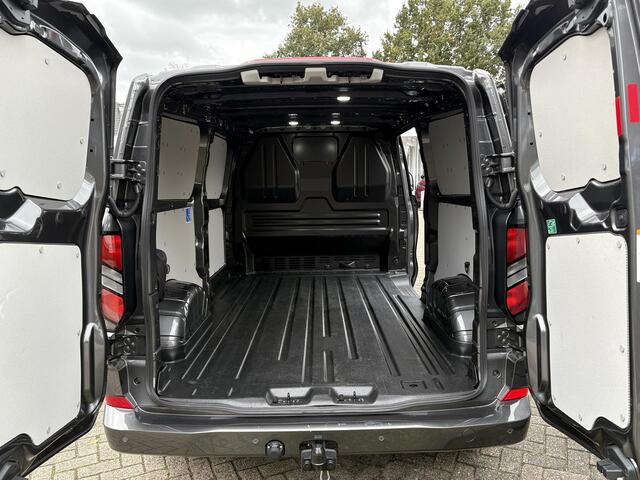 Ford TRANSIT CUSTOM 320 2.0 TDCI L2H1 Limited 136pk | Trekhaak | Stoel- & Stuurwielverwarming | Navigatie | LM Velgen | Doorschuifluik | Passagiersbank |