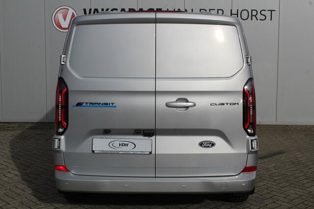 Ford TRANSIT CUSTOM E-Transit 340 L2H1 Limited 71 kWh. Vol elektrisch ! De nieuwe E-Transit Custom is klaar voor de toekomst ! Airco, navigatie, telefoonvoorb., 17" LM wln (meerprijs), 3-zits, camera, parkeersensoren, LED verl., stoel-, stuur-, spiegel- en voorraamverwarming etc.