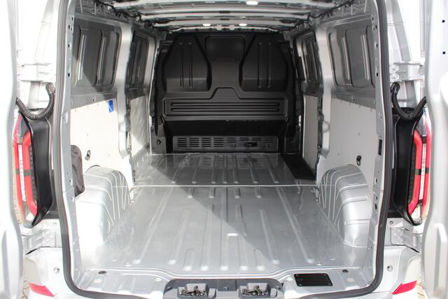 Ford TRANSIT CUSTOM E-Transit 340 L2H1 Limited 71 kWh. Vol elektrisch ! De nieuwe E-Transit Custom is klaar voor de toekomst ! Airco, navigatie, telefoonvoorb., 17" LM wln (meerprijs), 3-zits, camera, parkeersensoren, LED verl., stoel-, stuur-, spiegel- en voorraamverwarming etc.