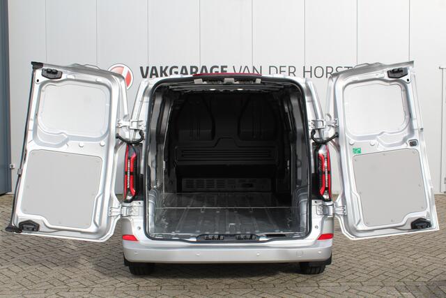 Ford TRANSIT CUSTOM E-Transit 340 L2H1 Limited 71 kWh. Vol elektrisch ! De nieuwe E-Transit Custom is klaar voor de toekomst ! Airco, navigatie, telefoonvoorb., 17" LM wln (meerprijs), 3-zits, camera, parkeersensoren, LED verl., stoel-, stuur-, spiegel- en voorraamverwarming etc.