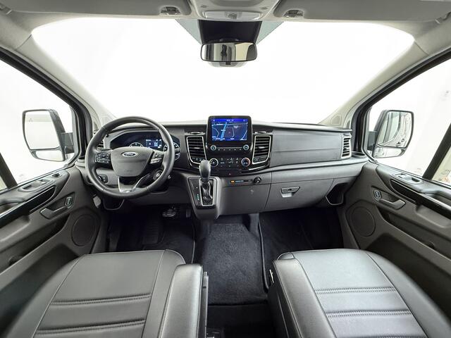 Ford TRANSIT CUSTOM 320 2.0TDCI 170PK Automaat L2H1 Dubbele Cabine 2X Schuifdeur Adap.Cruise 5-Persoons Leder+Verwarmd Trekhaak Navi Camera Pdc Apple Carplay/Android Auto Limited DC Euro 6 Lmv 18" Sidebars Betonplex Vloer Wandbetimmering Lane Assist 3.200KG Trekgewicht
