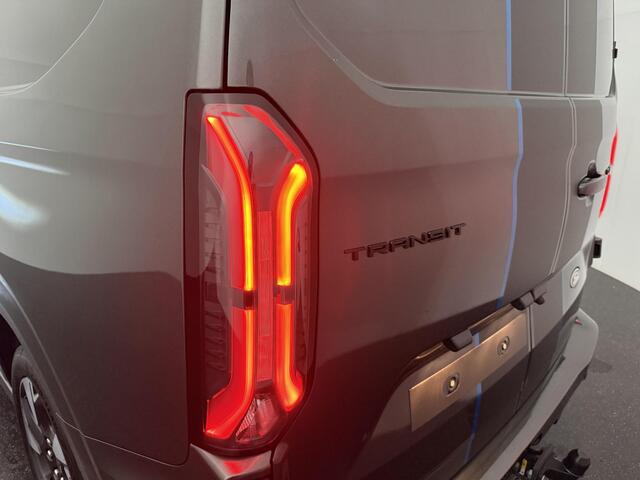 Ford TRANSIT CUSTOM 320 2.5 PHEV L2H1 Sport DC met o.a. uniek sport interieur, 19 inch lichtmetalen velgen, een trekhaak, een achteruitrijcamera en verwarmbare voorstoelen en stuurwiel