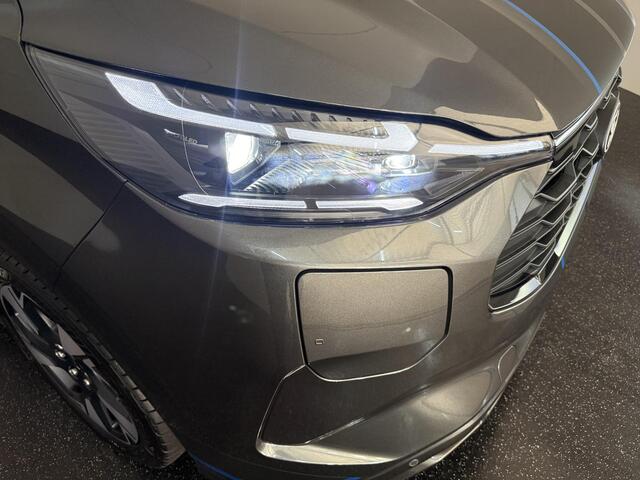 Ford TRANSIT CUSTOM 320 2.5 PHEV L2H1 Sport DC met o.a. uniek sport interieur, 19 inch lichtmetalen velgen, een trekhaak, een achteruitrijcamera en verwarmbare voorstoelen en stuurwiel