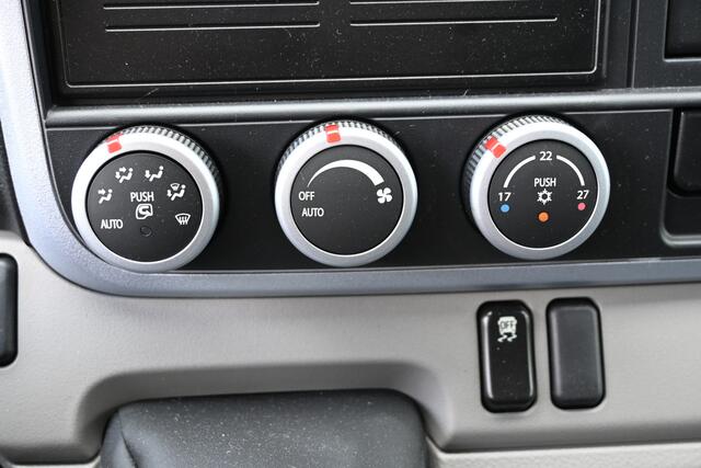Fuso CANTER 3C15 3.0 DI 340 Bakwagen met laadklep Dhollandia klep, Geveerde stoel