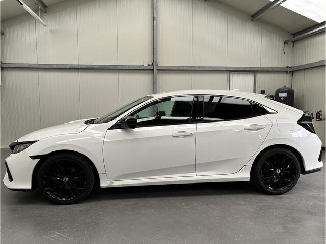 Honda CIVIC 1.0 i-VTEC Elegance - Black & White!