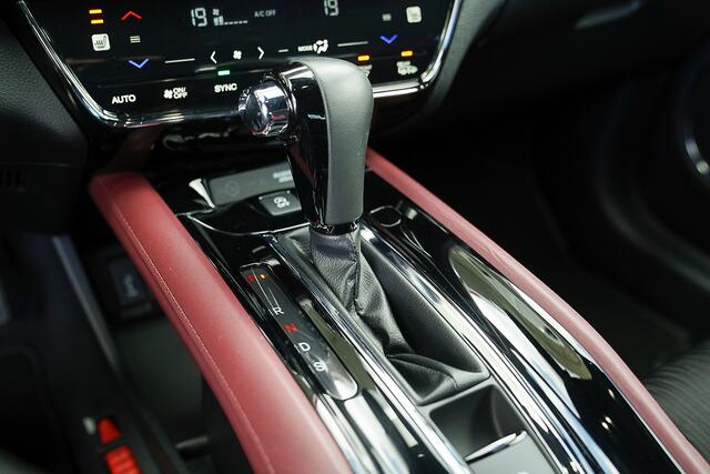 Honda HR-V 1.5i V-TEC ELEGANCE - AUTOMAAT - TREKHAAK - NAVIGATIE - SPORT INTERIEUR