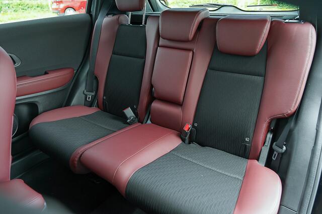 Honda HR-V 1.5i V-TEC ELEGANCE - AUTOMAAT - TREKHAAK - NAVIGATIE - SPORT INTERIEUR
