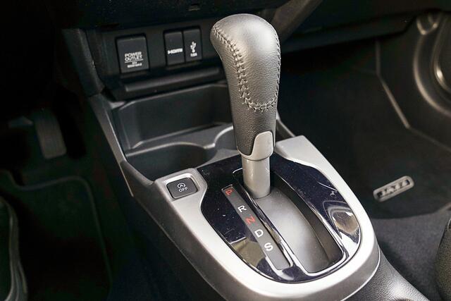 Honda JAZZ 1.3i V-TEC ELEGANCE - AUTOMAAT - NAVIGATIE - CAMERA