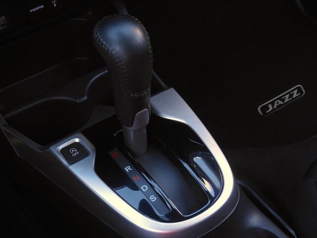 Honda JAZZ 1.3 ELEGANCE/ CAMERA/ PDC V+A/ KEYLESS/ TREKHAAK