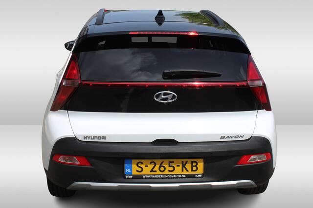 Hyundai Bayon 1.0 T-GDI Premium Sky DAB, extra getint glas achter.